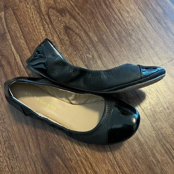 Arturo Chiang black flats. Leather upper, man made lining/sole. Size 8M/38. - Picture 2 of 4